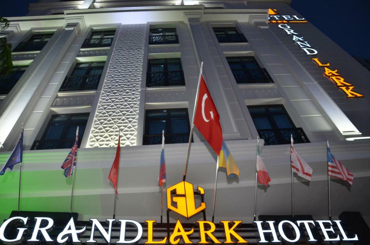 אדאלר Grand Lark Hotel מראה חיצוני תמונה