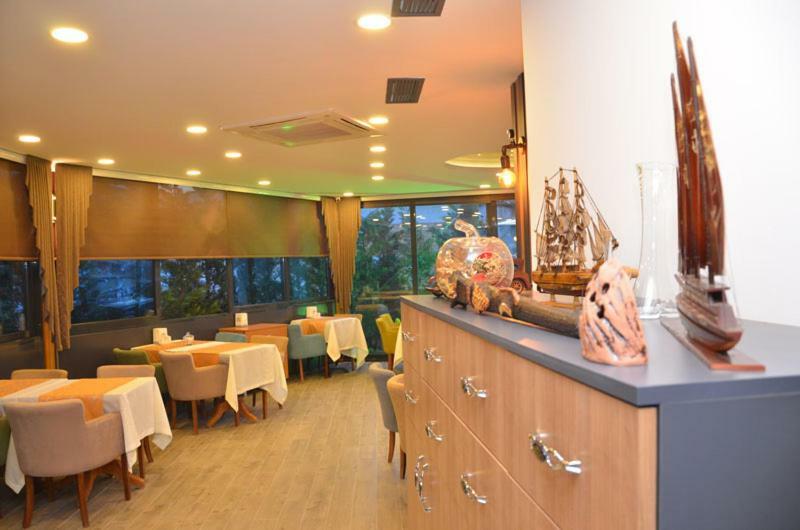 אדאלר Grand Lark Hotel מראה חיצוני תמונה